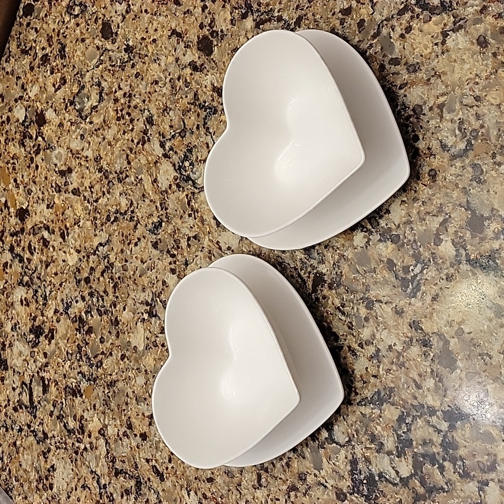Stokes Heart-shaped plate w/bowl. Set of 2. Like new